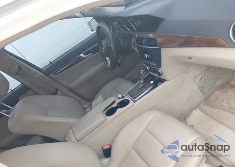 2014 Mercedes-Benz C-Class C 250 Sport z USA, uszkodzony, nr VIN WDDGF4HB5EG228123